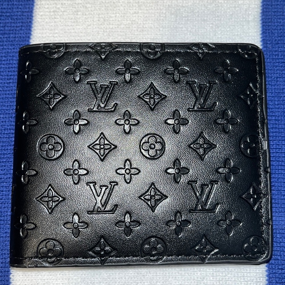 This peace is a black Louis Vuitton men’s wallet, it is 1 month old.